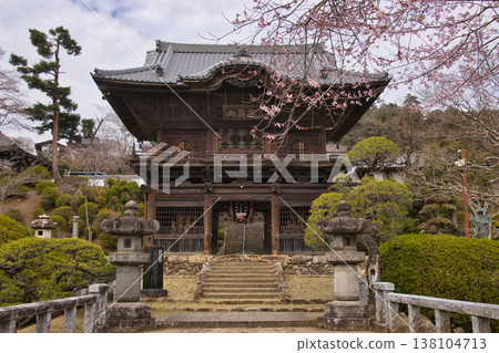 駒山聖天院正樂寺:雷門與盛開的櫻花,埼玉縣日高市 駒山聖天院正樂寺:雷門與盛開的櫻花,埼玉縣日高市 138104713