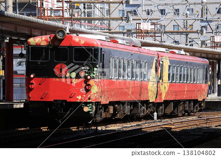 [JR West] Kiha 48 series Limited Express "Hanayome Noren" (IR Ishikawa Railway Line: Kanazawa Station) 138104802