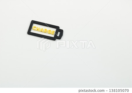 帶有醒目黃色“Charge”字樣的充電標籤。 138105070
