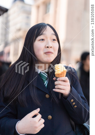 高中女生們對軟冰淇淋的美味程度感到驚訝。 138105088