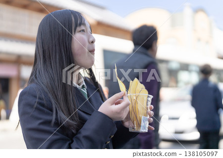 在小江戶川越，身穿校服的女學生們在復古建築的襯托下，享用當地特產－地瓜片。 138105097