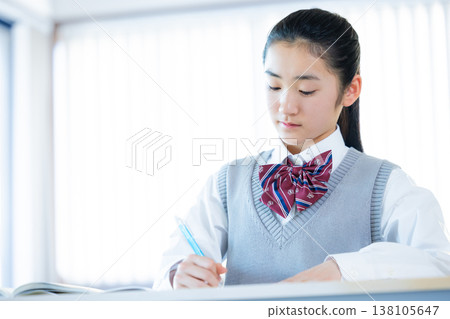 在補習班學習的初中女孩 138105647