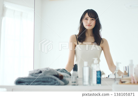 年輕的日本女性，浴室洗手池，護膚流程，室內肖像，上半身。 138105871