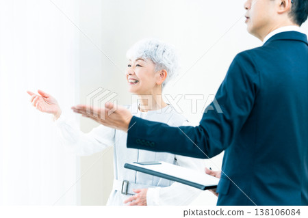 一位老婦人正在聽銷售員的講解 138106084