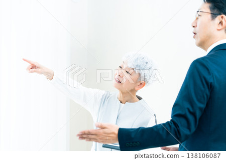 一位老婦人正在聽銷售員的講解 138106087