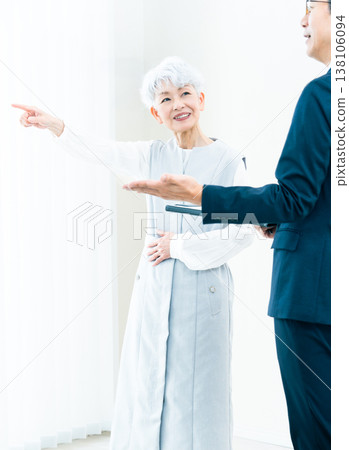 一位老婦人正在聽銷售員的講解 一位老婦人正在聽銷售員的講解 138106094