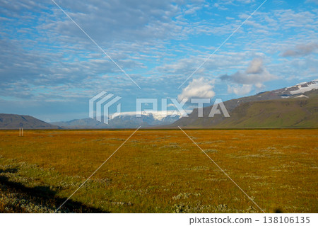 冰島共和國是一個北歐島國，擁有廣闊的自然景觀，包括白雪皚皚的山峰和冰川。 138106135