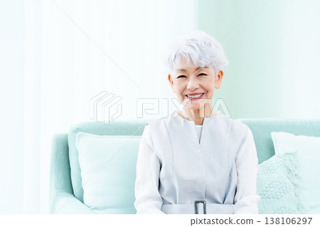 一位老婦人在客廳回憶往事。 138106297
