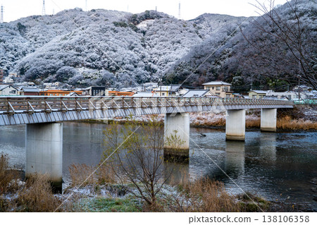 隆冬時節的新光寺大橋,橋上覆蓋著一層薄薄的積雪。 隆冬時節的新光寺大橋,橋上覆蓋著一層薄薄的積雪。 138106358