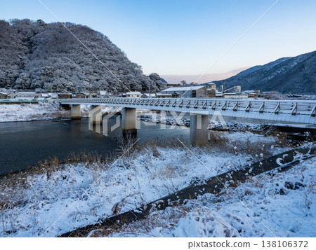 隆冬時節的新光寺大橋,橋上覆蓋著一層薄薄的積雪。 隆冬時節的新光寺大橋,橋上覆蓋著一層薄薄的積雪。 138106372