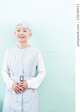 一位微笑的資深婦女 138106413