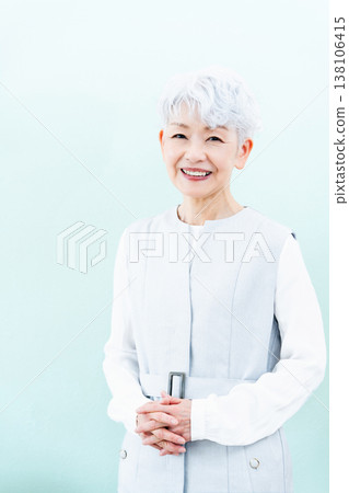 一位微笑的資深婦女 138106415