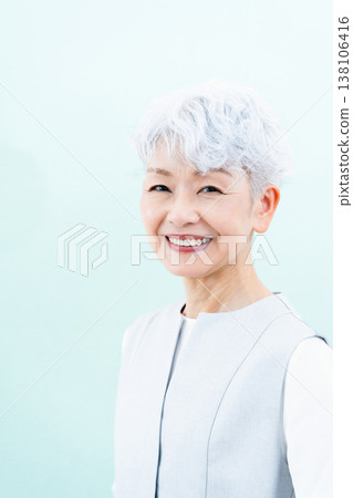 一位微笑的資深婦女 138106416
