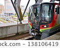 這張照片顯示的是南浦柴油特快列車在JR四國高知站等待發車，以及土佐電有軌電車抵達高知站前。 138106419