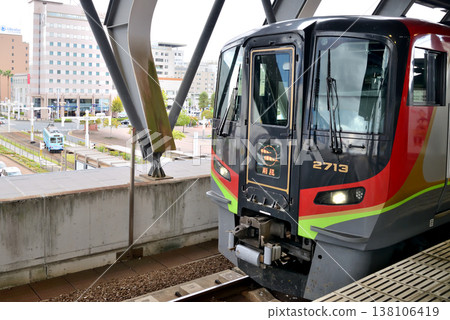這張照片顯示的是南浦柴油特快列車在JR四國高知站等待發車,以及土佐電有軌電車抵達高知站前。 這張照片顯示的是南浦柴油特快列車在JR四國高知站等待發車,以及土佐電有軌電車抵達高知站前。 138106419