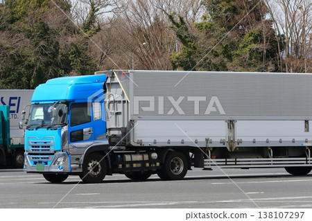Trailer truck 138107297