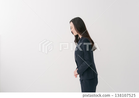 A smiling businesswoman bows. A smiling businesswoman bows. 138107525