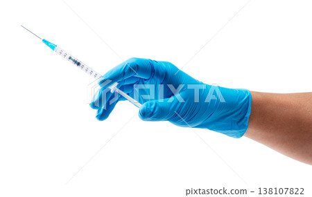 畫面中一名戴著藍色醫用手套的人手持注射器。 138107822