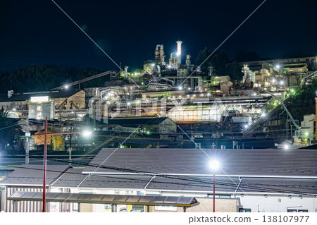 巨大的工廠夜景綿延在山坡上(群馬縣安中市) 巨大的工廠夜景綿延在山坡上(群馬縣安中市) 138107977