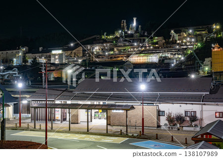 巨大的工廠夜景綿延在山坡上(群馬縣安中市) 巨大的工廠夜景綿延在山坡上(群馬縣安中市) 138107989