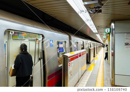 A view of a Toei Oedo Line train and platform. 138109740