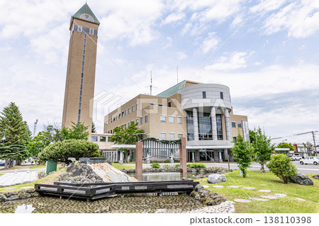 Biei Town, Kamikawa District, Hokkaido: The town hall of Biei Town, home to one of Japan's leading tourist destinations. 138110398