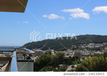 從陽台上可以看到夏日景色 從陽台上可以看到夏日景色 138110415