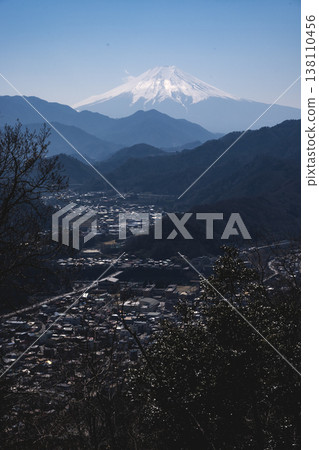 大槻市的街景和白雪皚皚的富士山 138110456