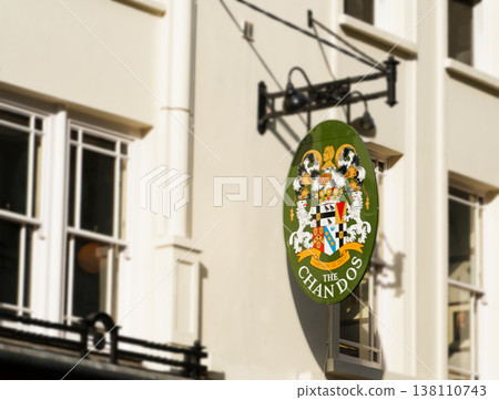 一塊帶有傳統英式設計的標誌牌 138110743