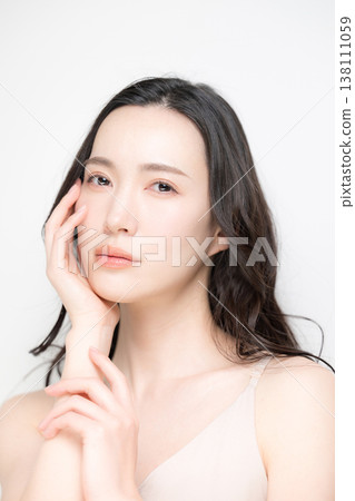 透明、水潤、奢華的美妝影像，與鏡頭進行直接的眼神交流。 138111059