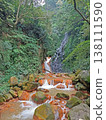 Orange-red rocks and emerald green mountain scenery 138111590
