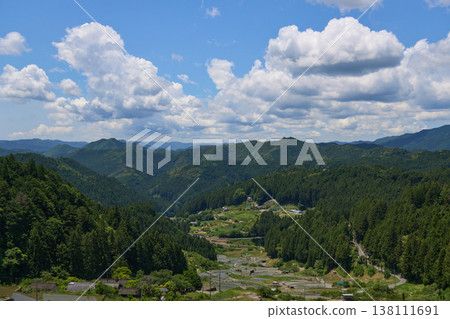 [四穀千枚田] 五月裡，梯田稻田綠意盎然，景色迷人。 138111691