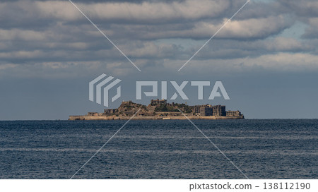 藍天下，遠處海面上漂浮軍艦島，景色壯麗。 138112190