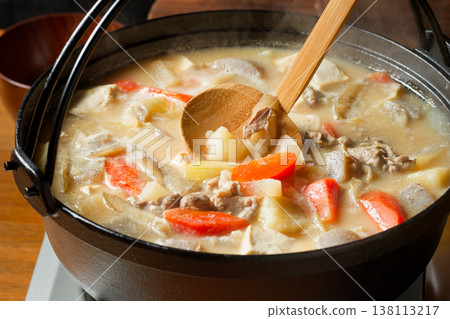 豬肉和蔬菜味噌湯 138113217