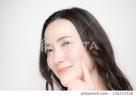 滋潤和保濕臉頰，展現護膚、美容和美容護理的美麗特寫鏡頭。 138113328