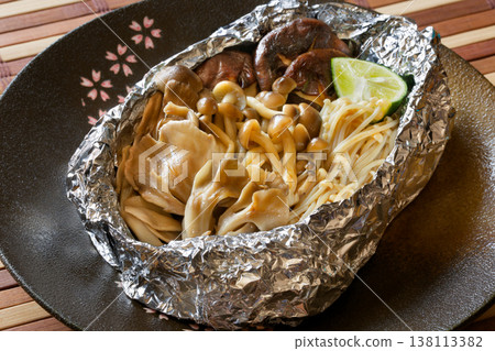 Grilled mushrooms with foil Grilled mushrooms with foil 138113382