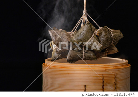 熱騰騰的傳統手工肉粽剛出籠 熱騰騰的傳統手工肉粽剛出籠 138113474
