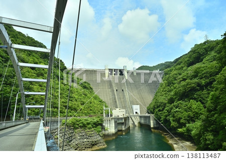 新石小屋橋橫跨神奈川縣相模原市的宮瀨水壩和石小屋湖。 138113487