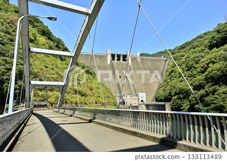 The Shin-Ishikoya Bridge spans Miyagase Dam and Ishikoya Lake in Sagamihara, Kanagawa Prefecture. 138113489
