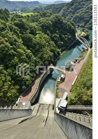 從神奈川縣相模原市宮瀨水壩頂部看到的石後屋湖和石後屋橋。 138113503
