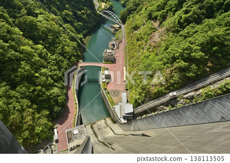 從神奈川縣相模原市宮瀨水壩頂部看到的石後屋湖和石後屋橋。 從神奈川縣相模原市宮瀨水壩頂部看到的石後屋湖和石後屋橋。 138113505