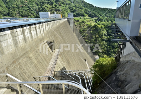 神奈川縣相模原市宮瀨水壩的傾斜式鐵路月台。 138113576