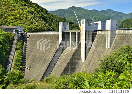 在神奈川縣相模原市宮瀨水壩修建了一條斜坡鐵路。 138113579