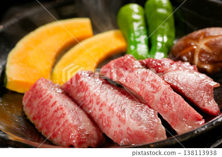 和牛牛肉在陶瓷盤上烤製 和牛牛肉在陶瓷盤上烤製 138113938