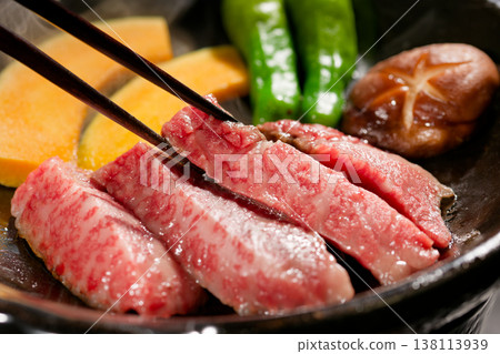 和牛牛肉在陶瓷盤上烤製 和牛牛肉在陶瓷盤上烤製 138113939