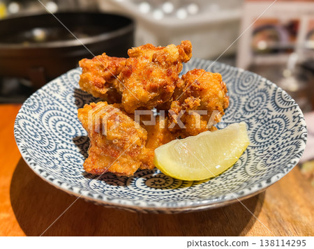 日式炸雞（Karaage），一道經典的日本料理。佐以檸檬。 138114295