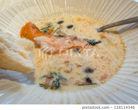 蛤蜊濃湯。一種用蛤蜊和鮭魚片熬煮的白湯。配烤麵包。 138114346