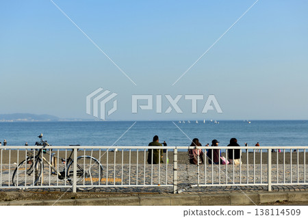 在片瀨東濱海灘休息的女士們 138114509