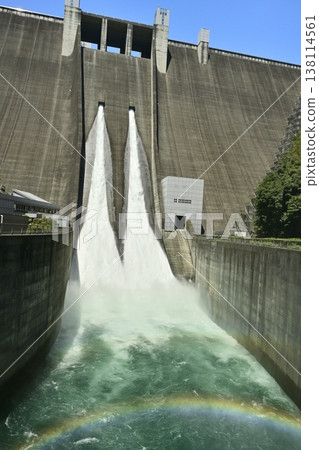 宮瀨水壩噴出的水霧上出現了一道彩虹，這裡是面向遊客的洩洪區。 138114561