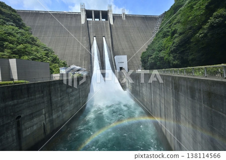 宮瀨水壩噴出的水霧上出現了一道彩虹，這裡是面向遊客的洩洪區。 138114566